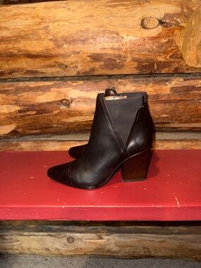 🤎 Brown Leather Pointed Toe Ankle Booties Donald J Pliner